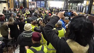 "Желтые жилеты" в Париже "атакуют" Starbucks