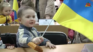 Замість депутатів-прогульників в сесійній залі батьки з дітьми