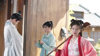 The maid flirts with lover in front of sangqi, sangqi is helpless with a big knife