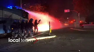 Scontri Roma, la polizia insegue i manifestanti con l'idrante