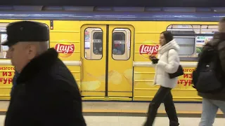 Вагон с рекламой чипсов Лэйс на станции метро Петровщина