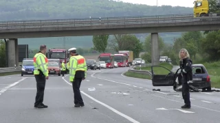 Frau lebensgefährlich verletzt: Schwerer Unfall auf B253