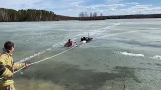 Пожарный провалился под лёд, спасая рыбака. Real video