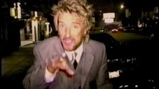 ROD STEWART acts silly leaving restaurant --1995