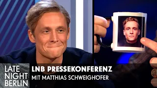 Peinliches Merchandise - Matthias Schweighöfer bei der LNB Pressekonferenz | Late Night Berlin