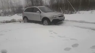 Opel Antara сел на брюхо в снегу