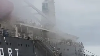 Ледокол «Ярмак» горит в Санкт-Петербурге. С судна эвакуировали девять человек