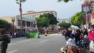 banda mexicana participando en el desfile de las rosas 2023.