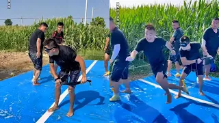 Screaming Chicken Blindfolded and Beating Man Challenge: Slippery mat can't stand the simple happin