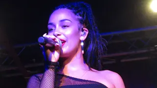 Jorja Smith - "Teenage Fantasy" (Live in Boston)