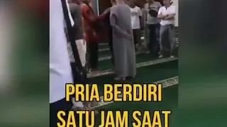 Pria Berdiri Selama Satu Jam saat Salat Berjamaah, Ini yang Dialami Setelahnya