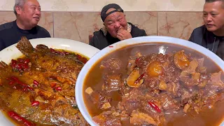 安徽蚌埠怀远大哥开土菜馆30年，专烧当地老土菜，这红烧牛尾和红烧桂鱼也太好吃了！【唐哥美食】