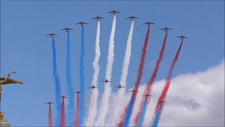 Patrouille de France et RAF Red Arrows survolent Paris