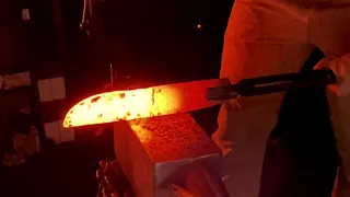 Forging a hapoon clip chopper from a large leaf spring🔥⚒💪🏻