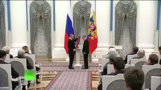 Time Ago Время Назад #10  Путин отбирает награды у Михалкова и Хазанова. обратная съемка)