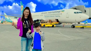 Den and mom fly to the sea. Vacation in Dubai