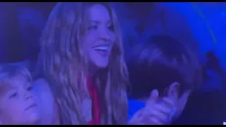 Los Hermanos Rosario y Toño cantando en Premios Juventud.