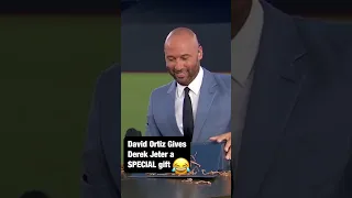 David Ortiz gives Derek Jeter a SPECIAL gift! 😂😂 #MLBonFOX #LondonSeries #DerekJeter