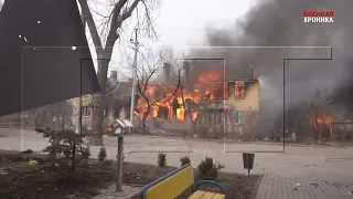 Мариуполь. БТР, ведёт огонь по дому Менделеевская, 32. БТР стоит у 36 дома