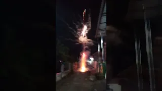 kembang api meledak di bawah