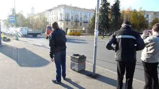 КАМАЗы пропускают ретро автобус ЛиАЗ-677 на привокзальной площади в Колпино