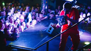 Noize MC читает фристайл и одновременно раздаёт автографы (Белгород, 07.12.2019)