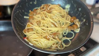Yummy and affordable | Spaghetti all'aglio, olio e peperoncino con funghi porcini finti
