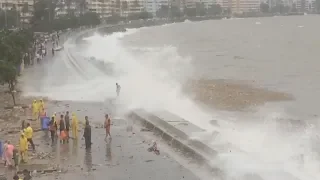 मुंबई: दो युवकों के समुद्र में डूबने की आशंका, बचाव कार्य जारी