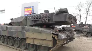 Leopard 2 Panzer Endladung von der Schiene auf die Straße