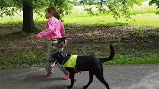 Alicia läuft mit ihrem Autismushund