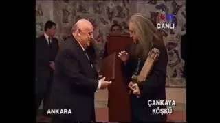 Barış Manço Türk Dünyasına Hizmet Ödülü'nü alırken (1997)