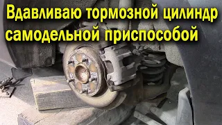 Замена задних тормозных колодок на #Мазда 3.How to Replace Rear Brakes 06-13 Mazda 3