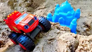 Вспыш и Экскаватор в песочнице - Игры с песком для детей