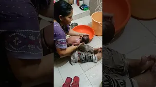 newborn baby 👶 ko नेहलाना का तरीका सीखे  #new #born #baby #bath #shorts #shortvideo #youtubeshorts