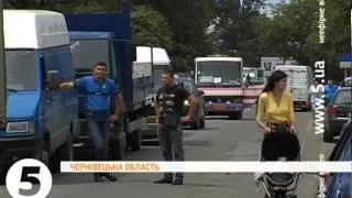 Люди перекрили рух на автотрасі Чернівці - Івано-Франківськ