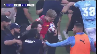 Australia League Goalkeeper Tom Glover is assaulted with a bin as fans invade the pitch, 澳職守門員被球迷打中