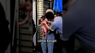 ketika ada tetangga baru , lucu anak nya yang di cium ibu nya 🤣 #shorts