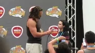 Comic Con Puerto Rico - Jason Momoa with fan