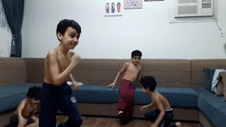 مصارعة حرة للاطفال في البيت جميل ومضحك رهيب😅