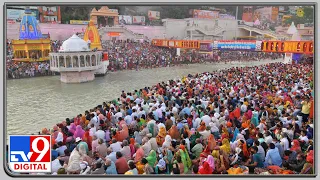 Kumbh Mela: Lakhs of devotees flout COVID-19 norms in Haridwar