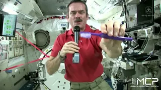 ¡Así se lavan los dientes los astronautas!