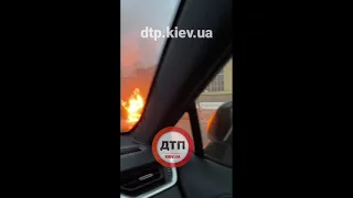 Видео с места аварии : первые минуты #ДТП с возгоранием в Киеве, на перекрестке улиц Сирецкой