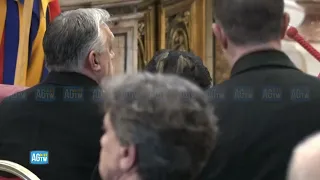 Benedetto XVI, Viktor Orbán a San Pietro prega davanti alla salma del Papa Emerito