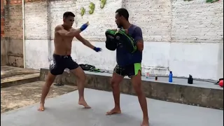 como chutar no Muaythai (CERTO VS ERRADO)