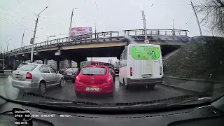 Видео 3 из 4 город Аварийный Саратов везде нет разметки на дороге часто ДТП случаются из-за разметки