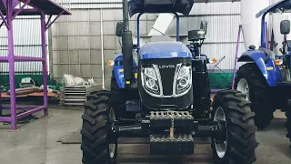 Mesin tractor roda empat(LOVOL) untuk bajak sawah.