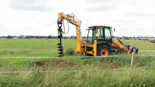 Экскаватор-погрузчик JCB с шнековым буром