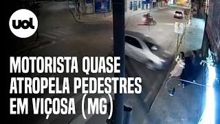 Carro invade calçada e quase atropela pedestres em Viçosa (MG); veja