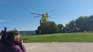 Mentőhelikopter landol a Festetics-kastély parkjában