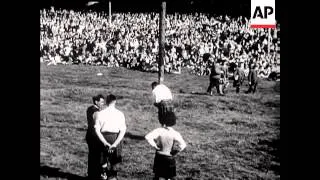 Sir Harry Lauder Sings To Multitude